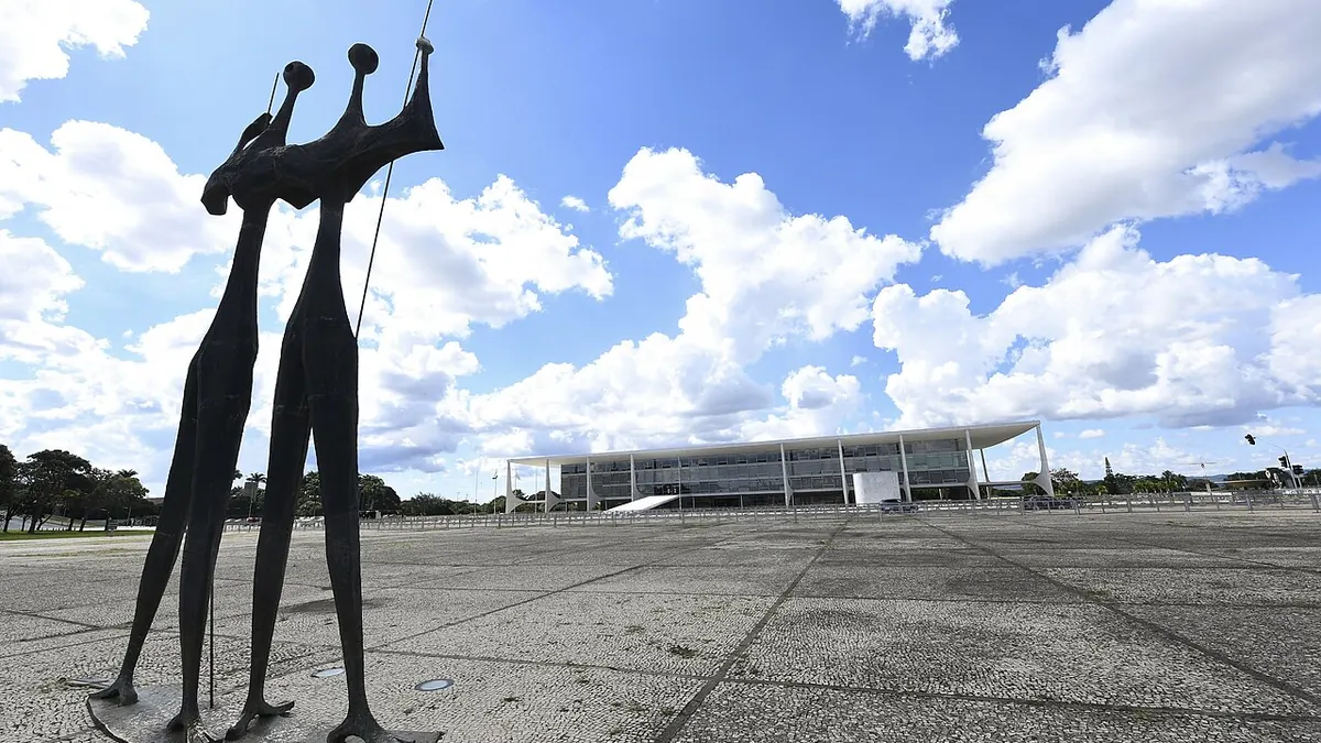 Praça dos Três Poderes: a MP saiu do Planalto e depende do Congresso e do STF.